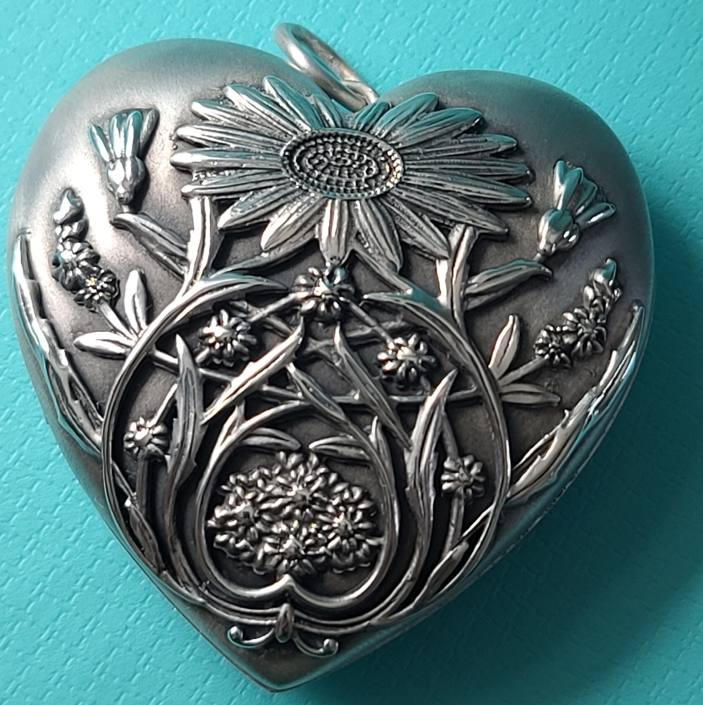 Tiffany & Co. Daisy Ziegfeld Heart 💙 Locket